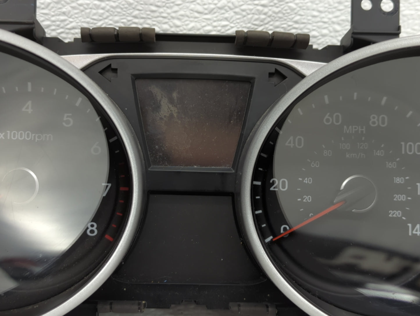 2010-2013 Hyundai Tucson Instrument Cluster Speedometer Gauges P/N:94001-2S585 Fits Fits 2010 2011 2012 2013 OEM Used Auto P
