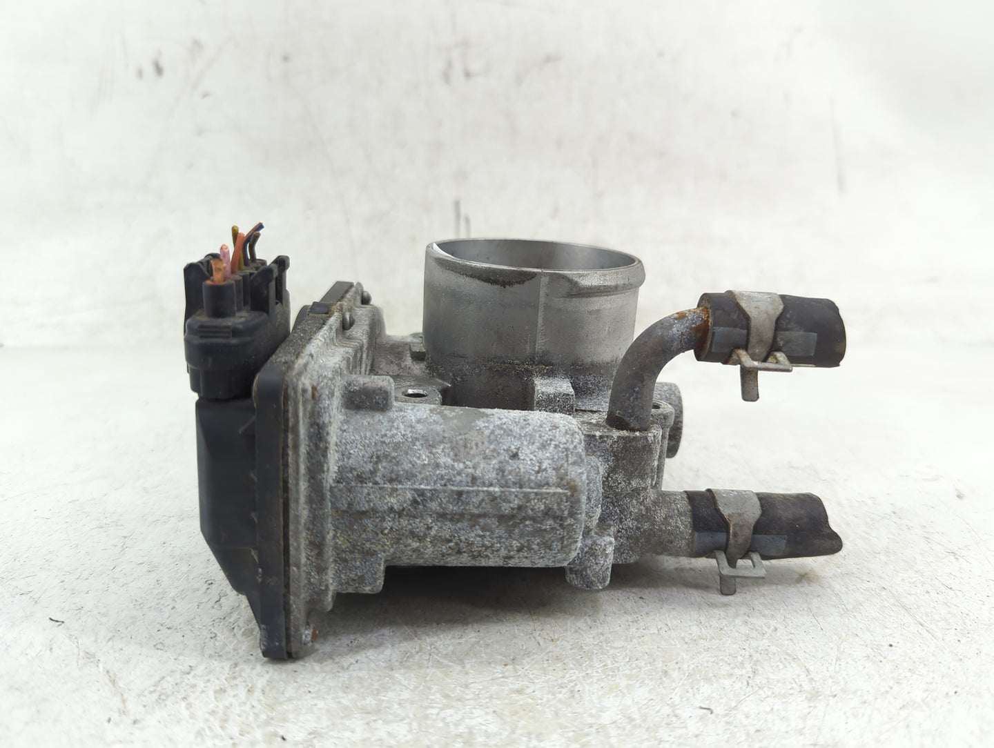 2012-2017 Hyundai Veloster Throttle Body P/N:35100-2B300 Fits Fits 2012 2013 2014 2015 2016 2017 2018 2019 OEM Used Auto Par