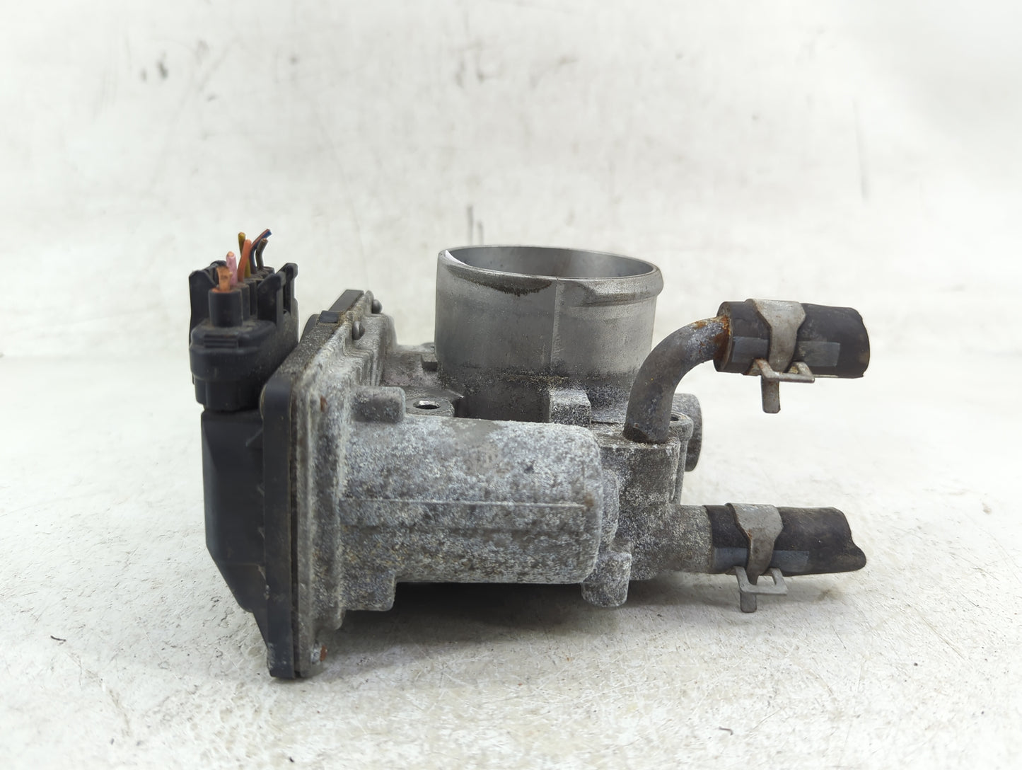 2012-2017 Hyundai Veloster Throttle Body P/N:35100-2B300 Fits Fits 2012 2013 2014 2015 2016 2017 2018 2019 OEM Used Auto Par