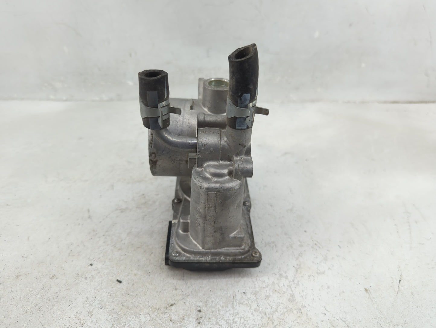 2012-2017 Hyundai Veloster Throttle Body P/N:35100-2B300 Fits Fits 2012 2013 2014 2015 2016 2017 2018 2019 OEM Used Auto Par