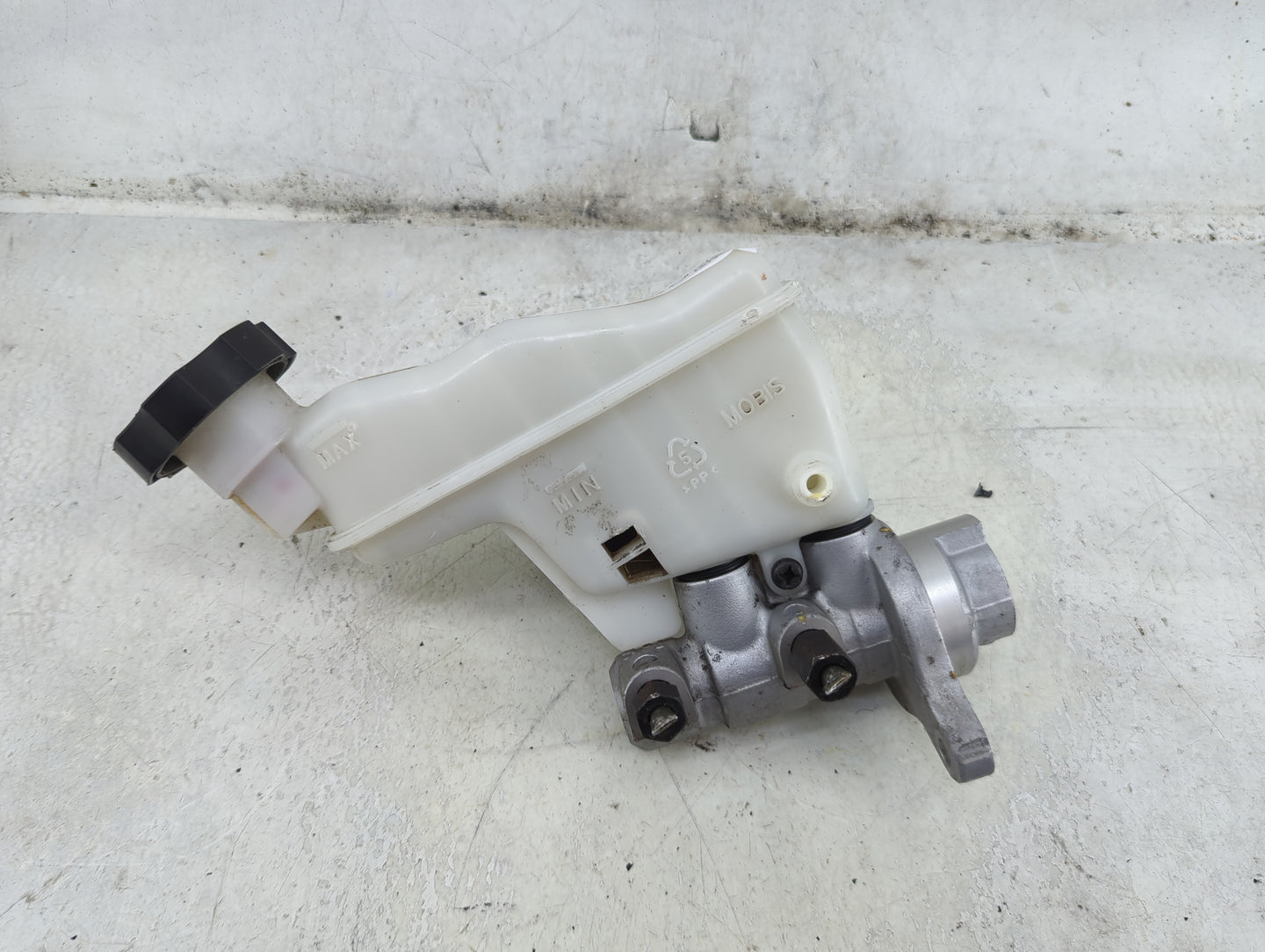 2012-2017 Hyundai Veloster Brake Master Cylinder 1492189 - Oemusedautoparts1.com