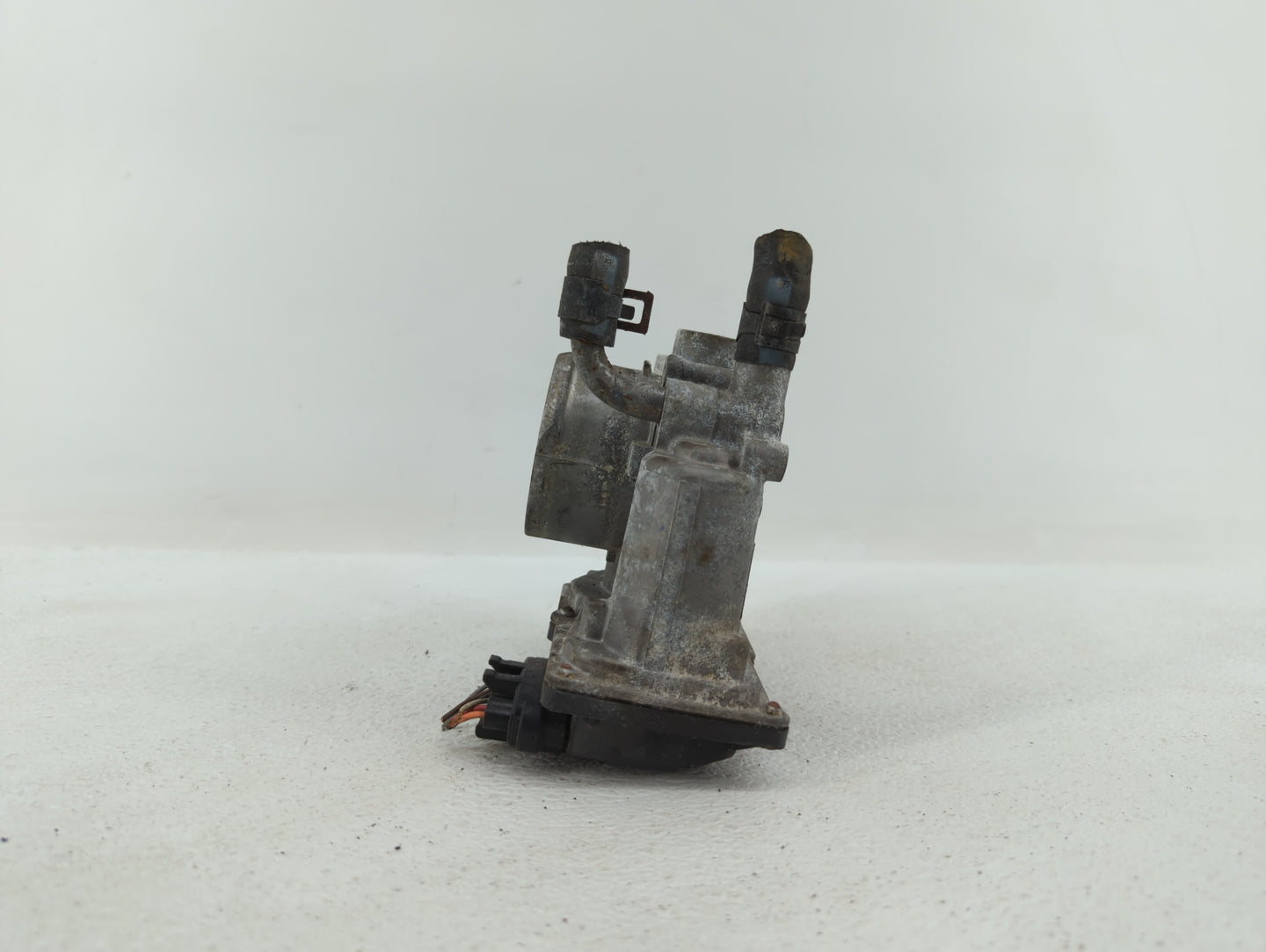 2012-2017 Hyundai Veloster Throttle Body P/N:35100-2B300 Fits Fits 2012 2013 2014 2015 2016 2017 2018 2019 OEM Used Auto Par