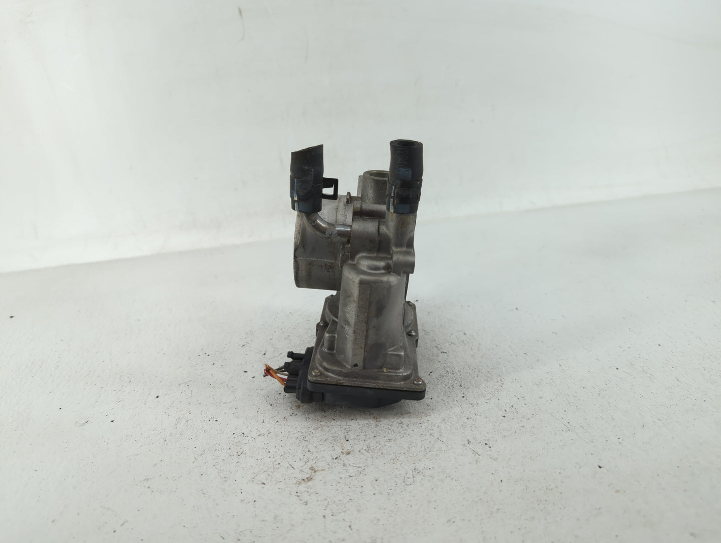 2012 Hyundai Veloster Throttle Body P/N:35100-2B300 Fits OEM Used Auto Parts - Oemusedautoparts1.com