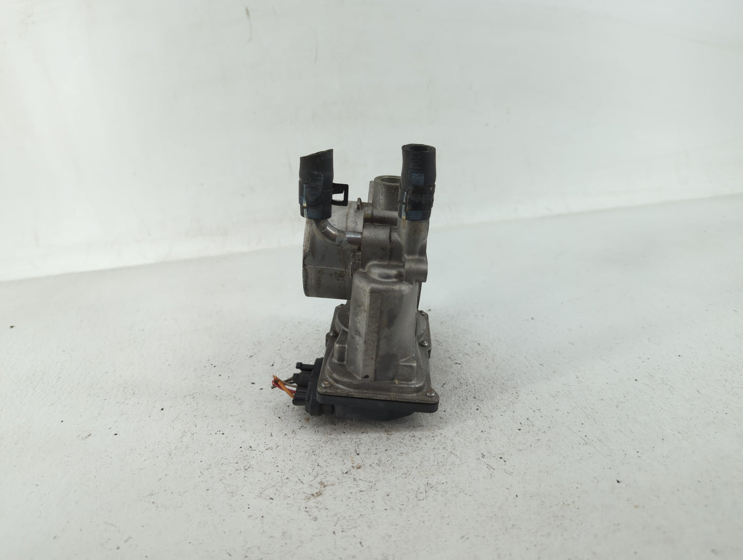 2012 Hyundai Veloster Throttle Body P/N:35100-2B300 Fits OEM Used Auto Parts - Oemusedautoparts1.com
