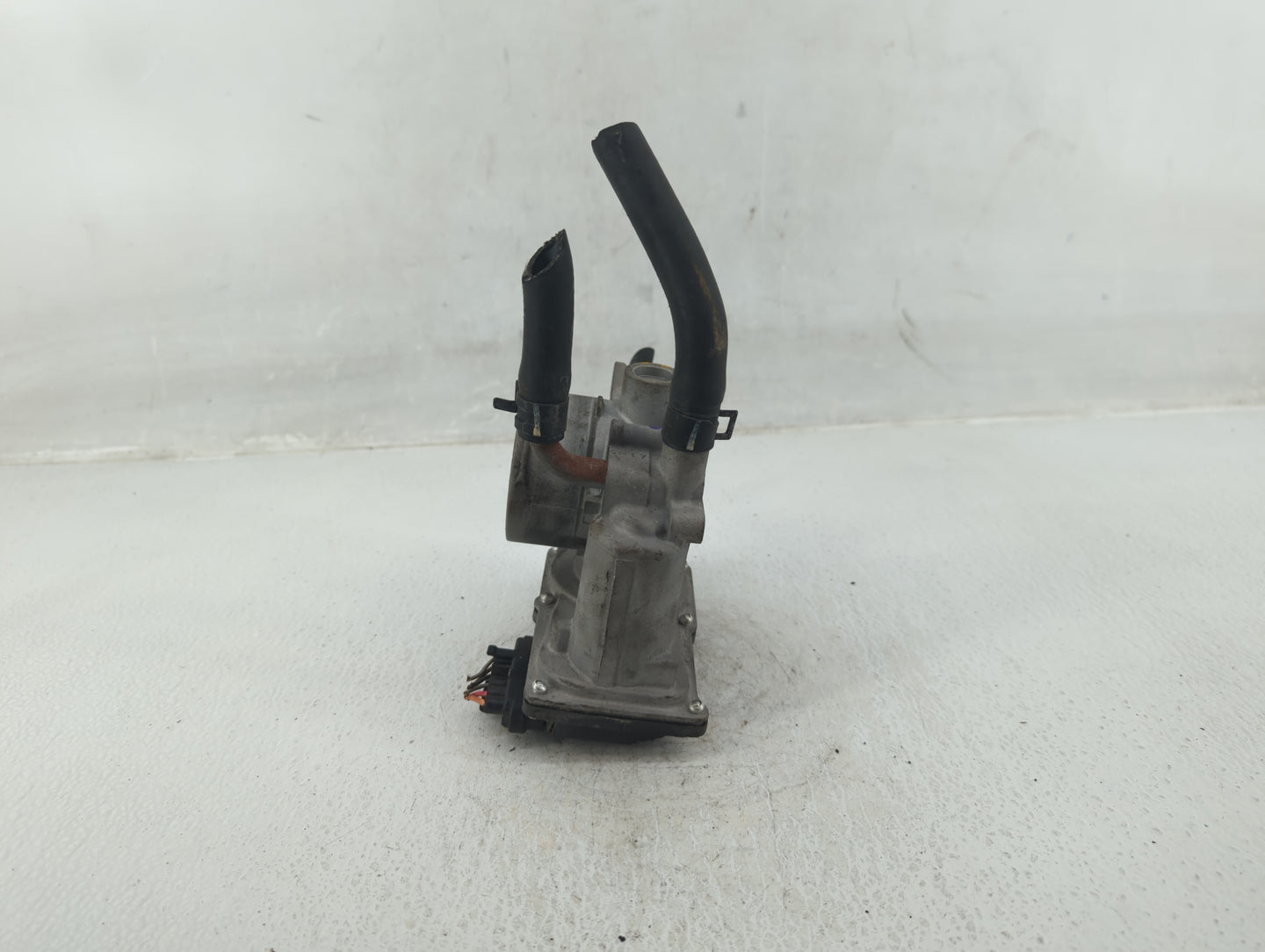 2012-2017 Hyundai Veloster Throttle Body P/N:35100-2B300 Fits Fits 2012 2013 2014 2015 2016 2017 2018 2019 OEM Used Auto Par