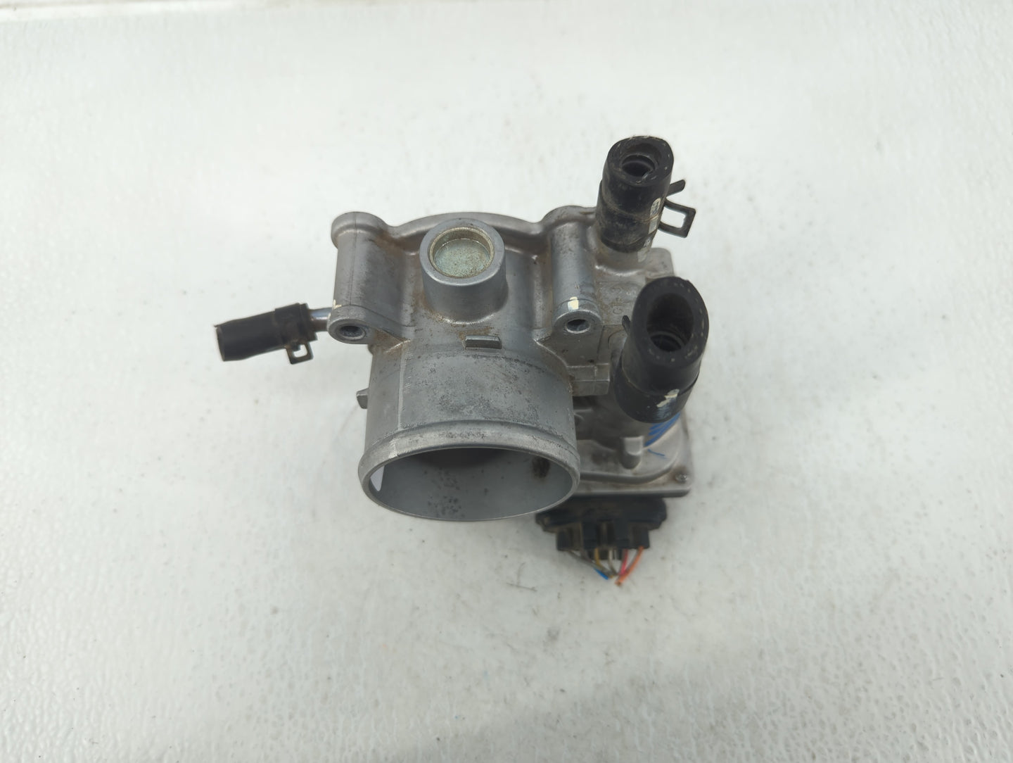 2012-2017 Hyundai Veloster Throttle Body P/N:35100-2B300 Fits Fits 2012 2013 2014 2015 2016 2017 2018 2019 OEM Used Auto Par