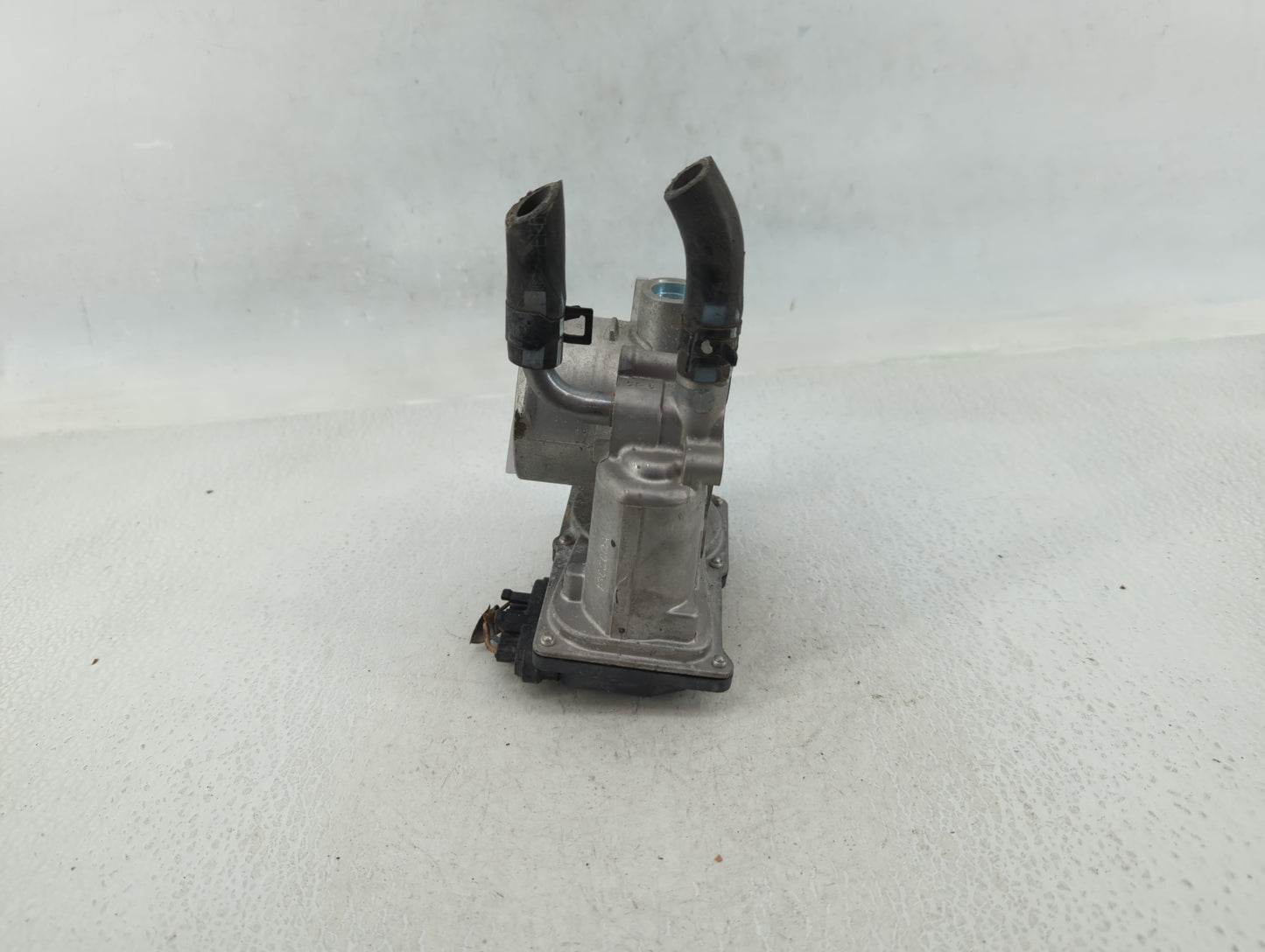 2012-2017 Hyundai Veloster Throttle Body P/N:35100-2B300 Fits Fits 2012 2013 2014 2015 2016 2017 2018 2019 OEM Used Auto Par