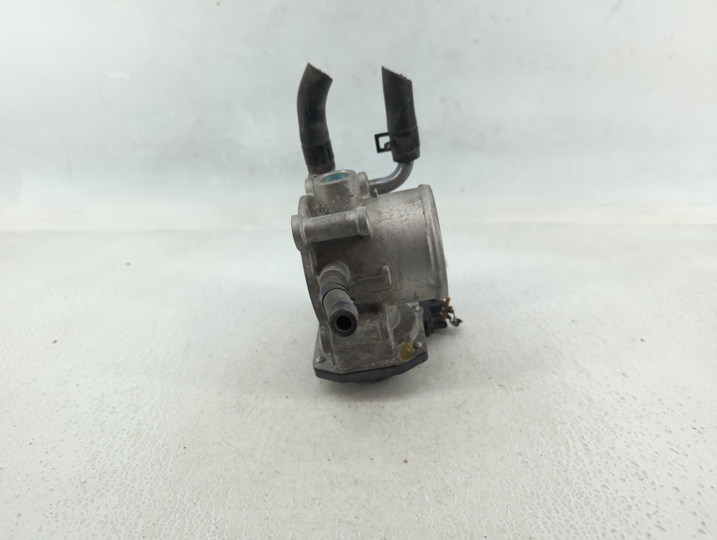 2012-2017 Hyundai Veloster Throttle Body P/N:35100-2B300 Fits Fits 2012 2013 2014 2015 2016 2017 2018 2019 OEM Used Auto Par