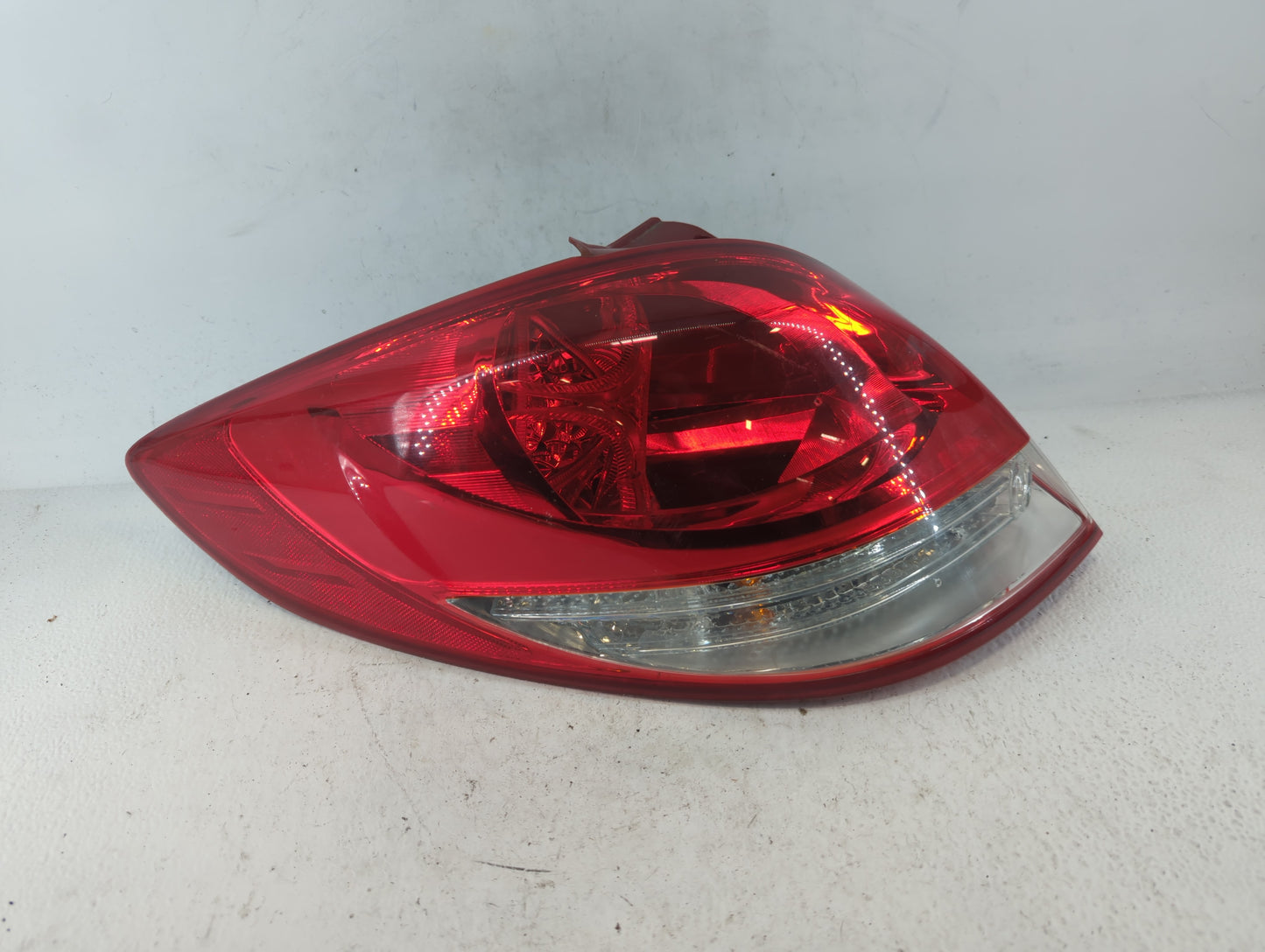 2012-2017 Hyundai Veloster Tail Light Assembly Driver Left OEM P/N:E96377 Fits Fits 2012 2013 2014 2015 2016 2017 OEM Used A