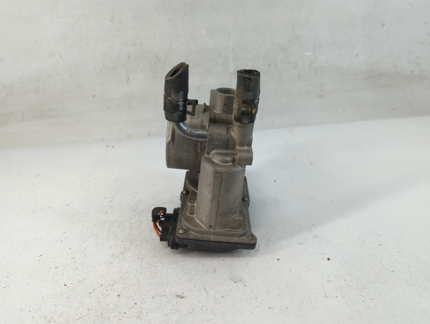 2012-2017 Hyundai Veloster Throttle Body P/N:85100-2B3 1570 10N01 Fits Fits 2012 2013 2014 2015 2016 2017 2018 2019 OEM Used