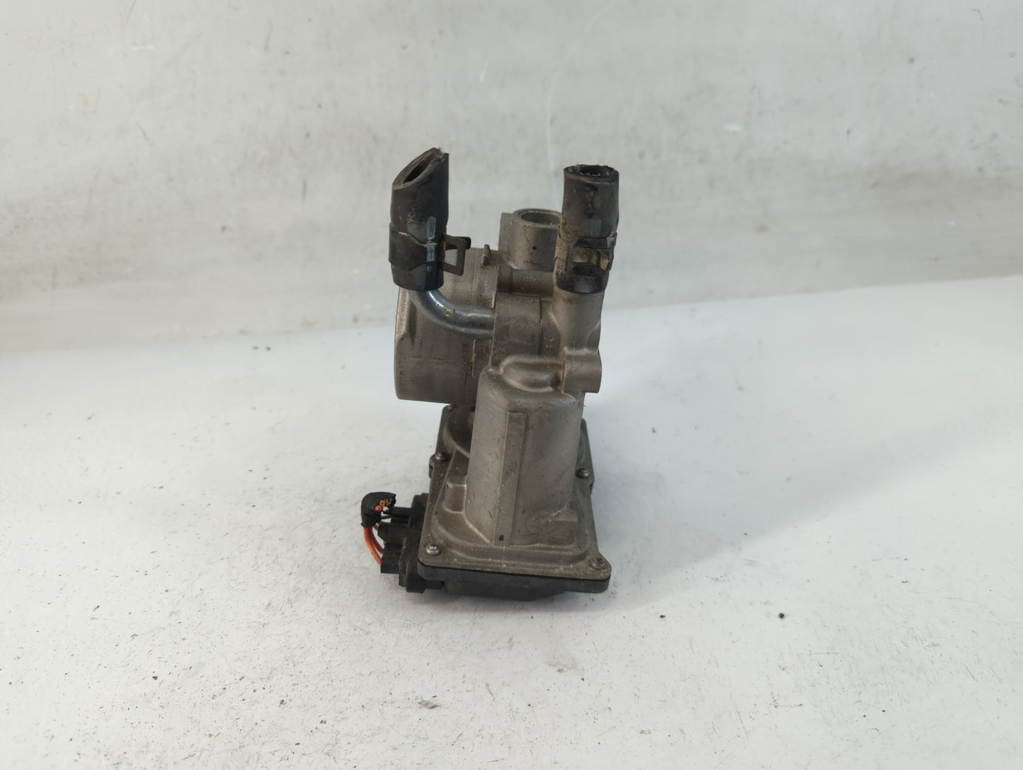 2012-2017 Hyundai Veloster Throttle Body P/N:85100-2B3 1570 10N01 Fits Fits 2012 2013 2014 2015 2016 2017 2018 2019 OEM Used