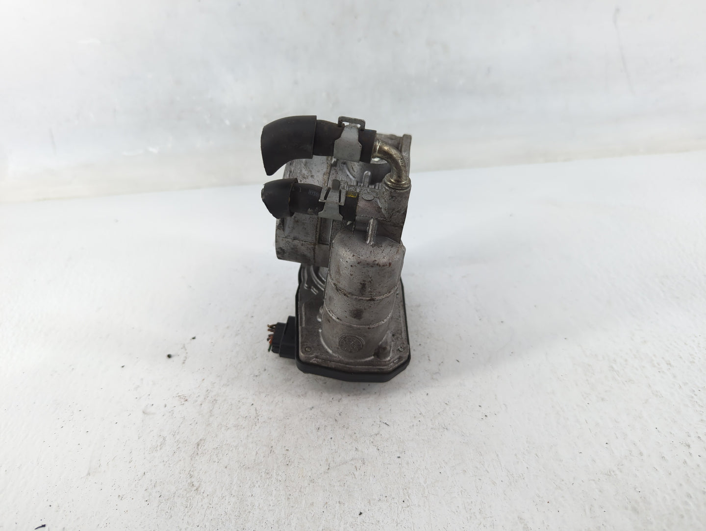 2008-2013 Infiniti G37 Throttle Body P/N:RME60-21 2126H Fits OEM Used Auto Parts - Oemusedautoparts1.com