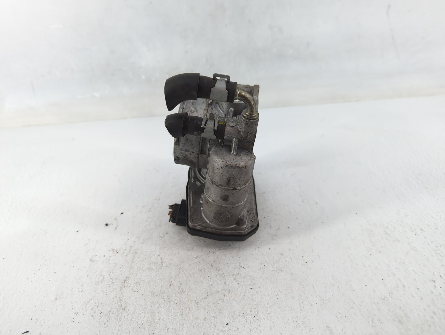 2008-2013 Infiniti G37 Throttle Body P/N:RME60-21 2126H Fits OEM Used Auto Parts - Oemusedautoparts1.com