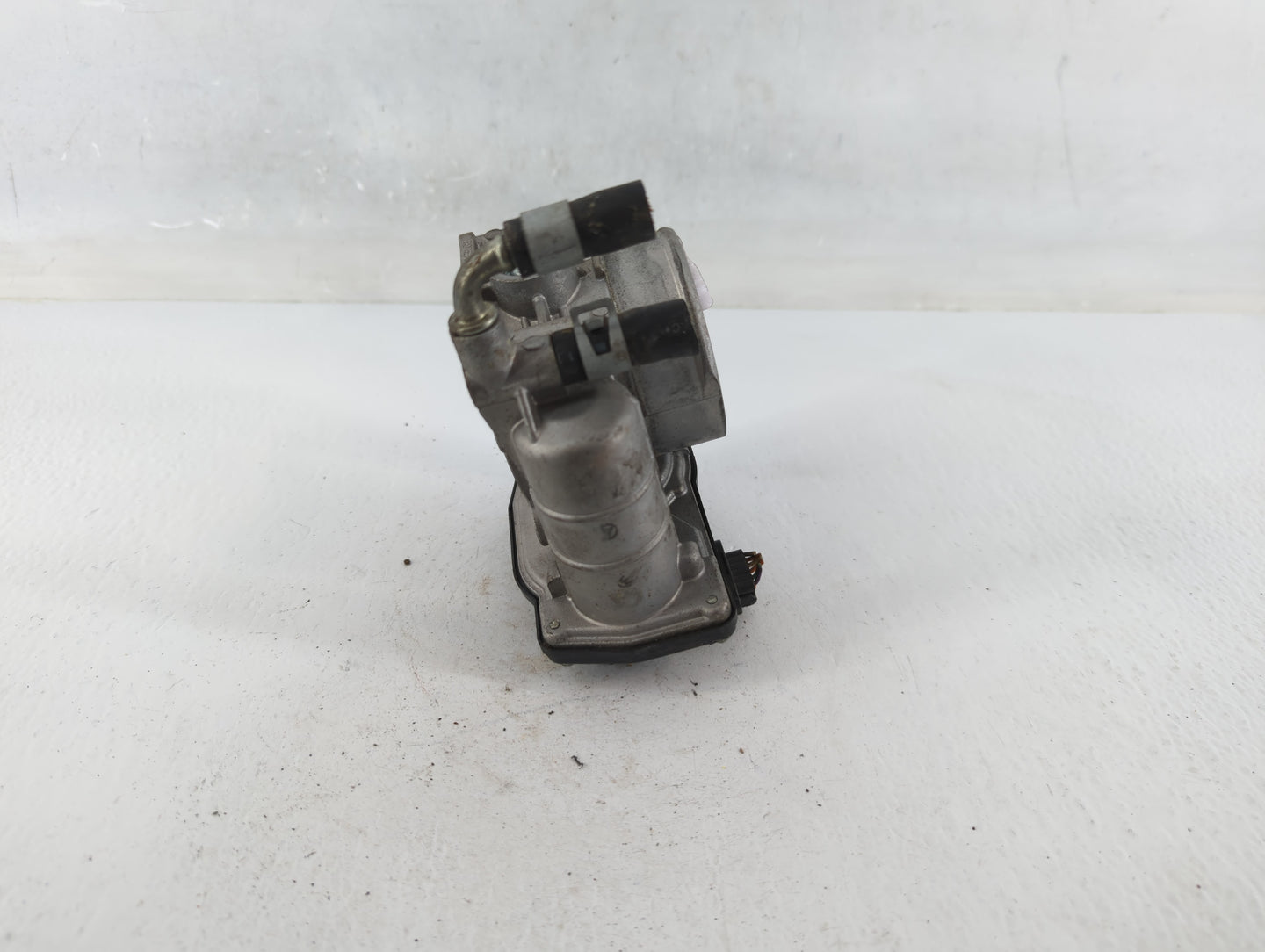 2008-2013 Infiniti G37 Throttle Body P/N:2126H RME60-16 Fits OEM Used Auto Parts - Oemusedautoparts1.com