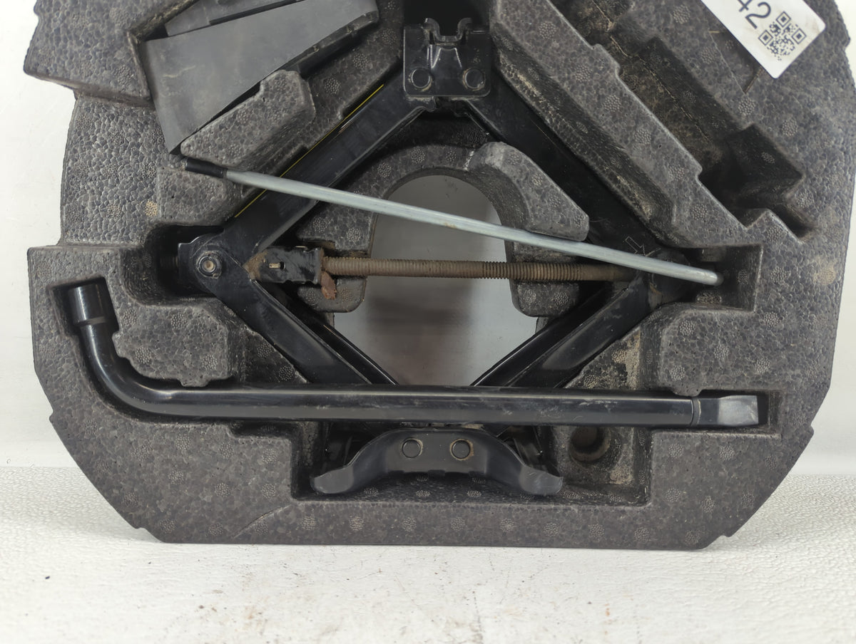 2012 Jaguar Xf Spare Scissor Car Jack - Oemusedautoparts1.com