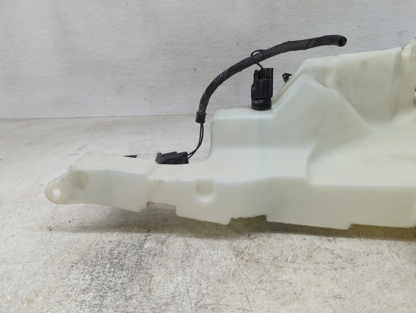 2010-2019 Jaguar Xj Windshield Washer Fluid Reservoir Bottle Oem - Oemusedautoparts1.com