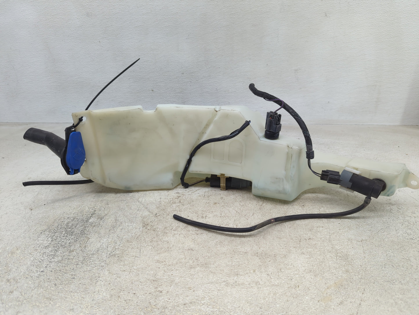 2010-2019 Jaguar Xj Windshield Washer Fluid Reservoir Bottle 1409693 - Oemusedautoparts1.com