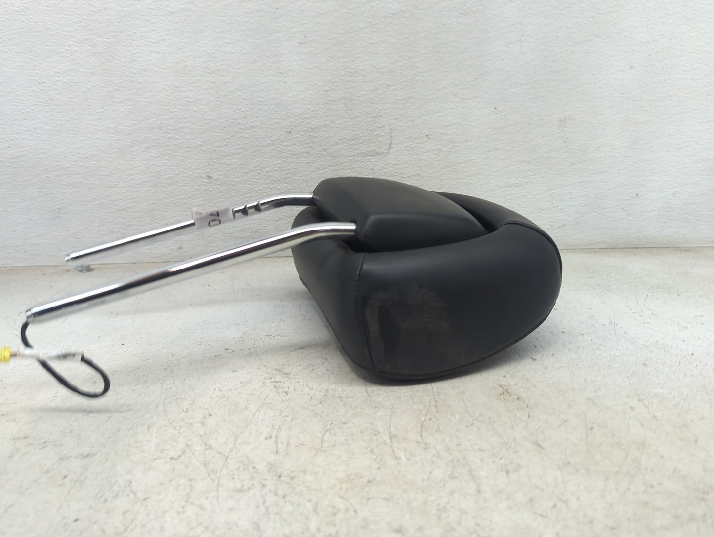 2011-2012 Jeep Grand Cherokee Headrest Head Rest Front Driver Seat Black 1470631 - Oemusedautoparts1.com