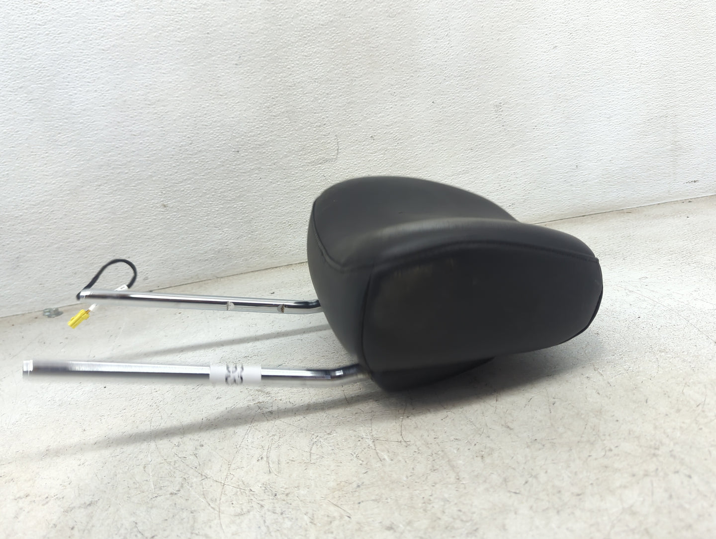 2011-2012 Jeep Grand Cherokee Headrest Head Rest Front Driver Seat Black 1470631 - Oemusedautoparts1.com