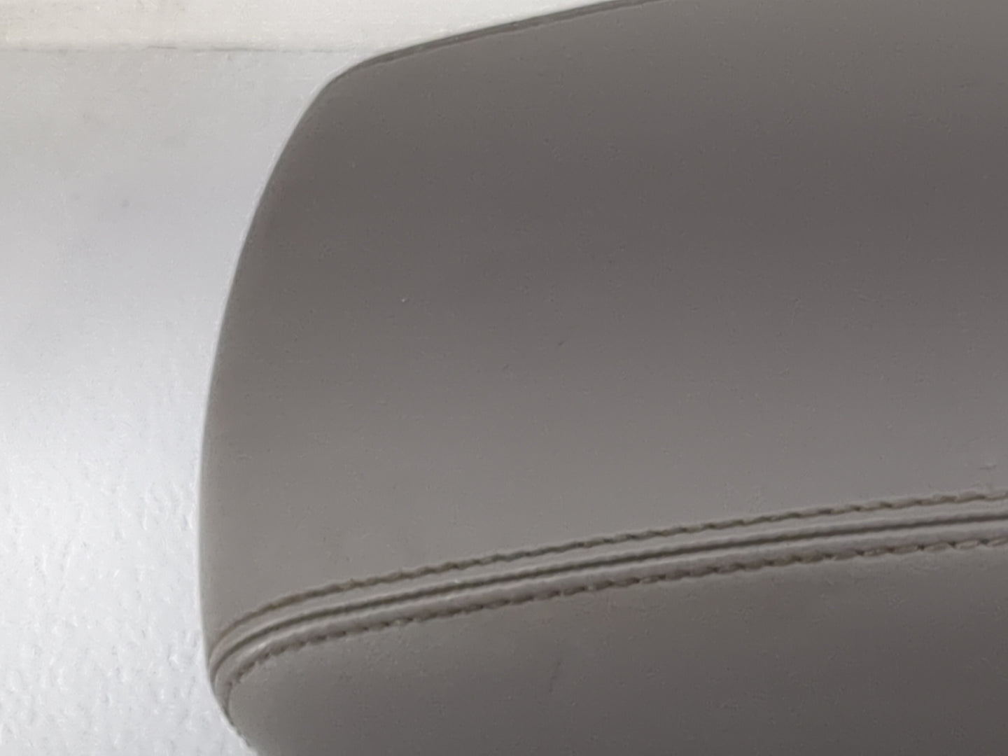 2012-2013 Jeep Grand Cherokee Center Console Armrest Cover Lid P/N:X85003202GH Fits Fits 2012 2013 OEM Used Auto Parts - Oem