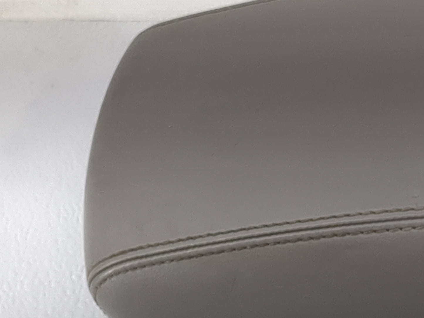 2012-2013 Jeep Grand Cherokee Center Console Armrest Cover Lid P/N:X85003202GH Fits Fits 2012 2013 OEM Used Auto Parts - Oem