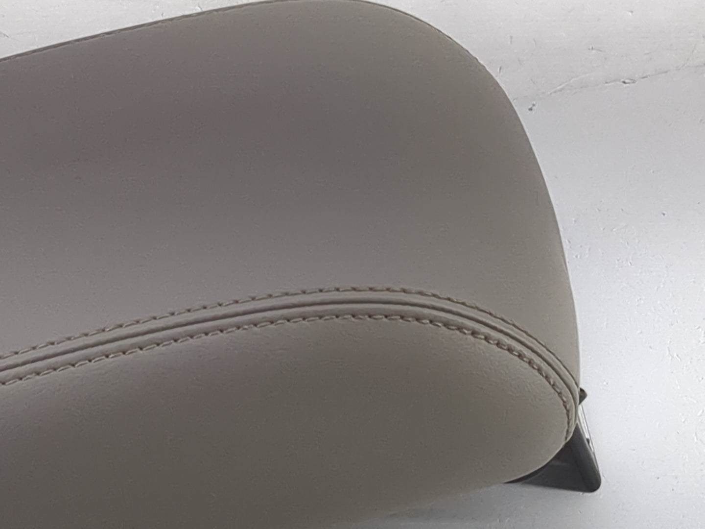 2012-2013 Jeep Grand Cherokee Center Console Armrest Cover Lid P/N:X85003202GH Fits Fits 2012 2013 OEM Used Auto Parts - Oem