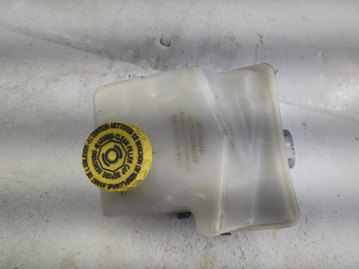 2011-2015 Jeep Grand Cherokee Brake Master Cylinder 1497871 - Oemusedautoparts1.com