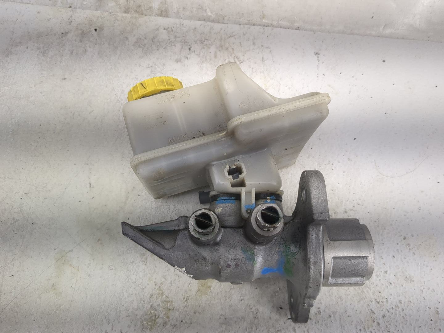 2011-2015 Jeep Grand Cherokee Brake Master Cylinder 1497871 - Oemusedautoparts1.com