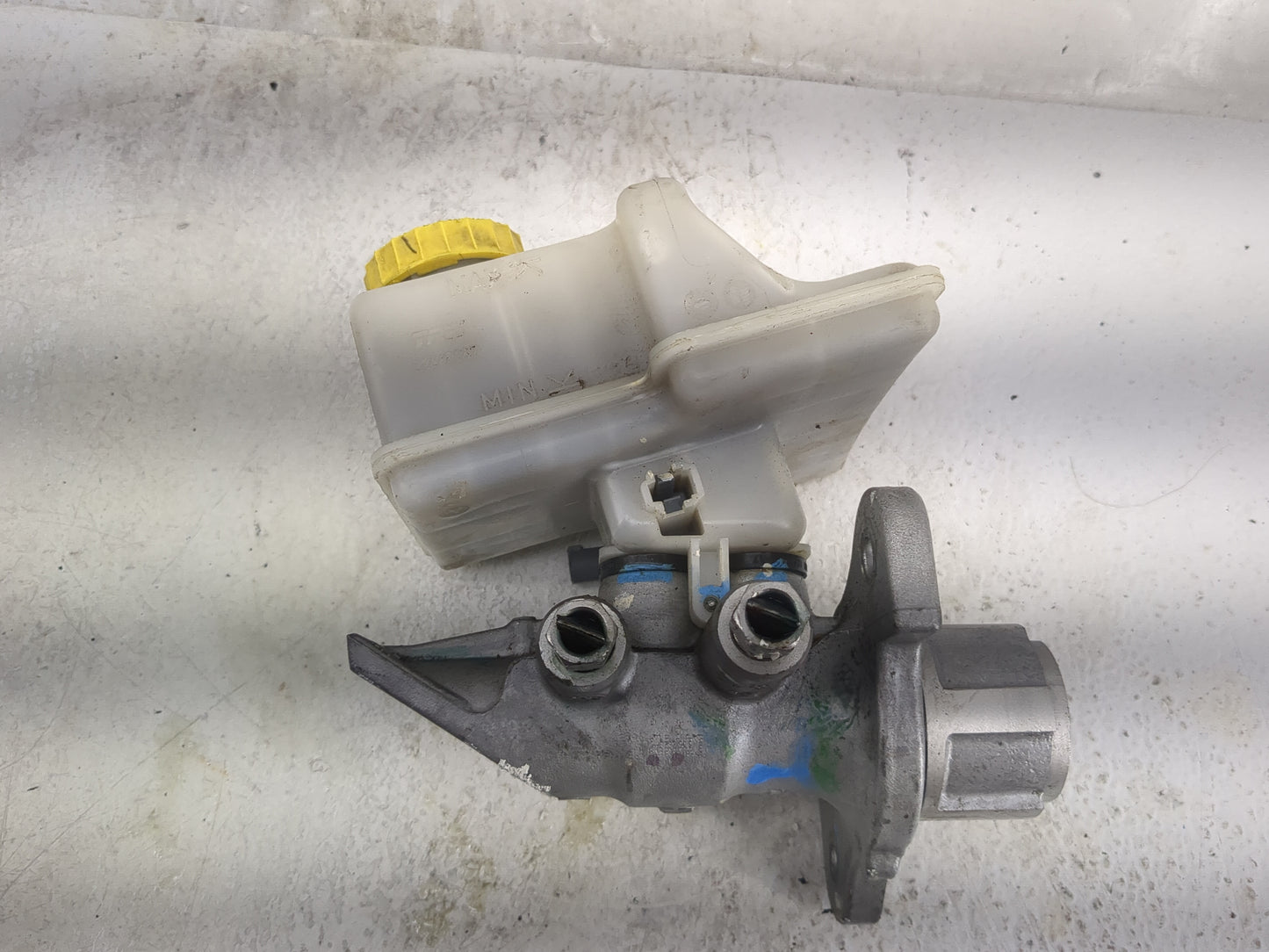 2011-2015 Jeep Grand Cherokee Brake Master Cylinder 1497871 - Oemusedautoparts1.com