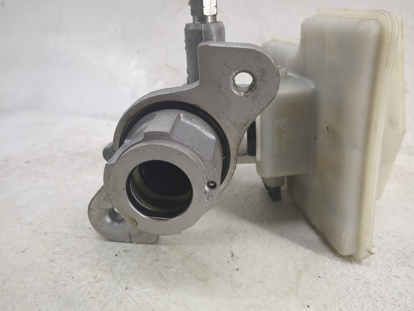 2011-2015 Jeep Grand Cherokee Brake Master Cylinder 1497871 - Oemusedautoparts1.com