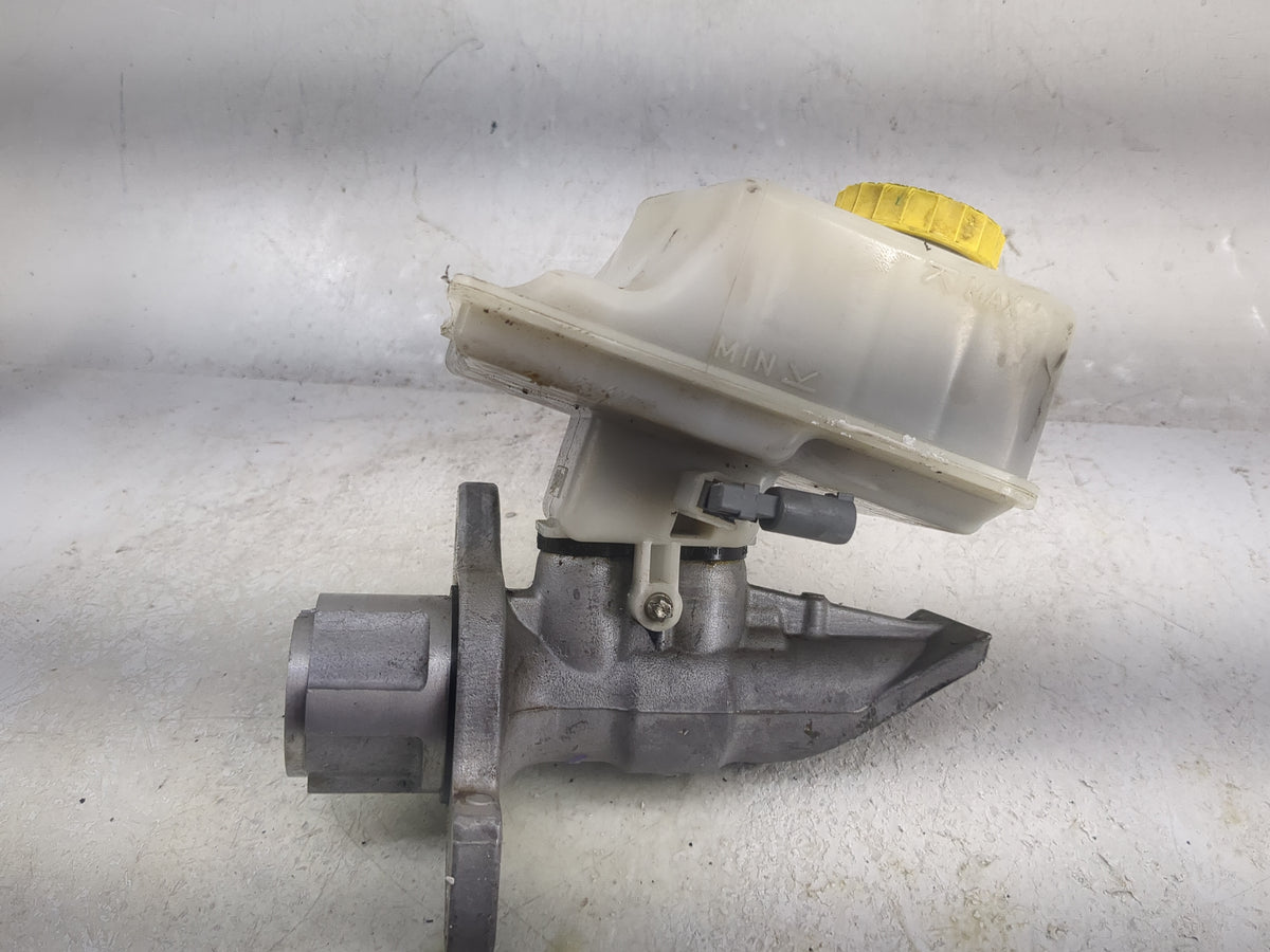 2011-2015 Jeep Grand Cherokee Brake Master Cylinder 1497871 - Oemusedautoparts1.com