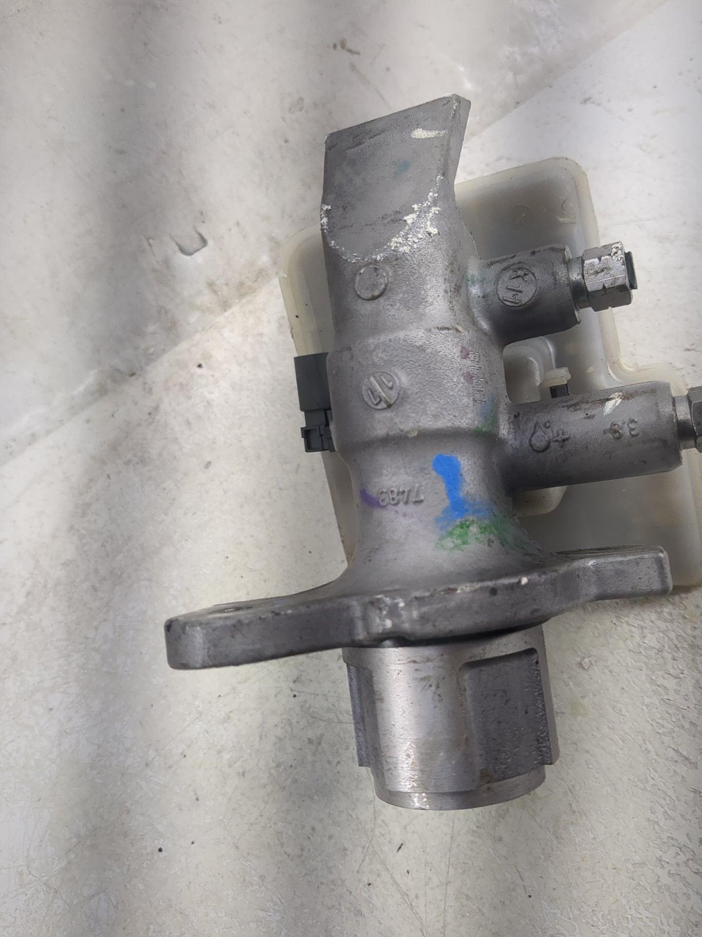 2011-2015 Jeep Grand Cherokee Brake Master Cylinder 1497871 - Oemusedautoparts1.com