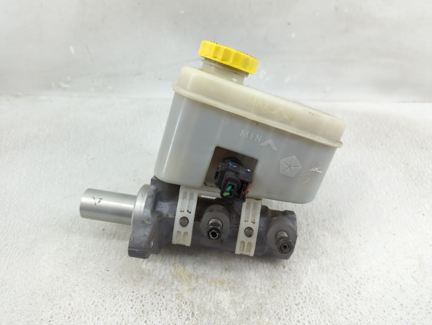 2012-2012 Jeep Liberty Brake Master Cylinder 1277641 - Oemusedautoparts1.com
