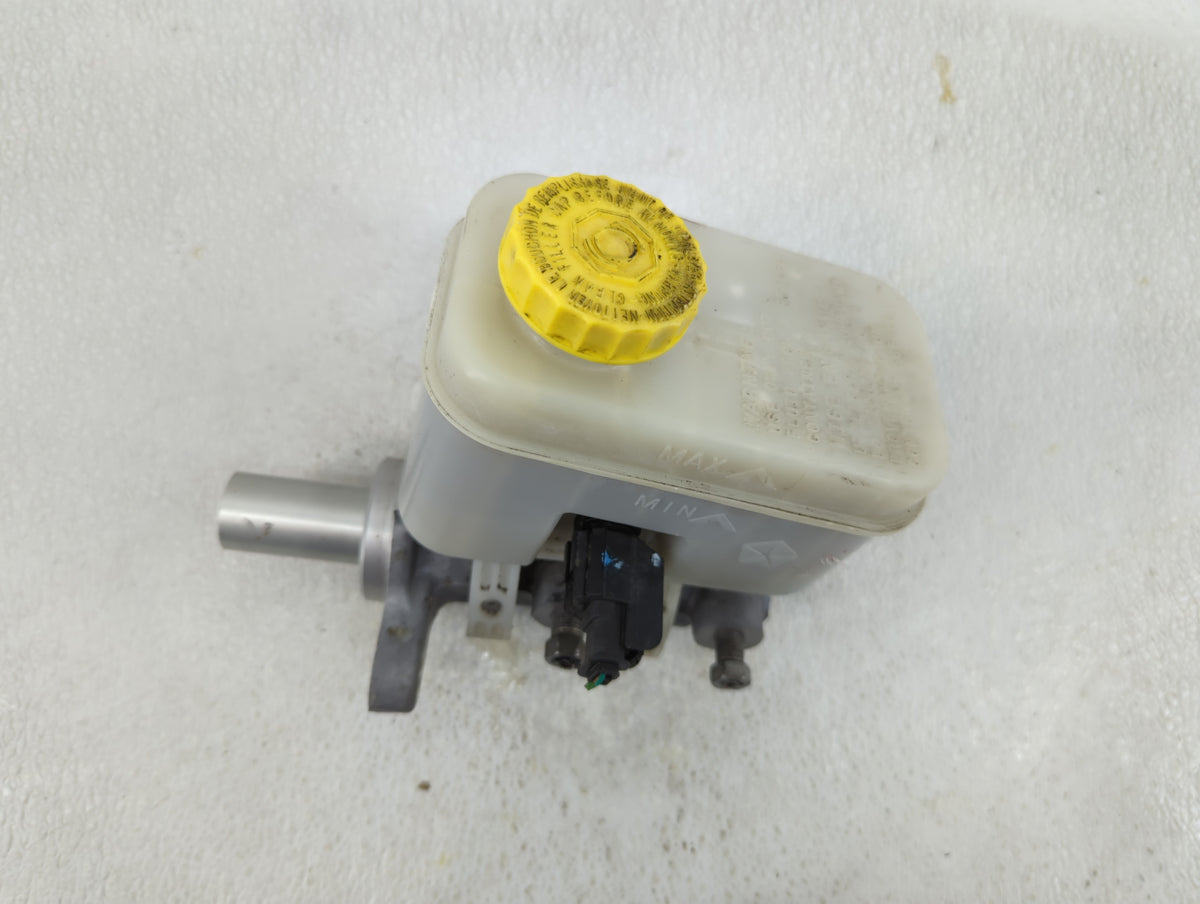 2012-2012 Jeep Liberty Brake Master Cylinder 1277641 - Oemusedautoparts1.com