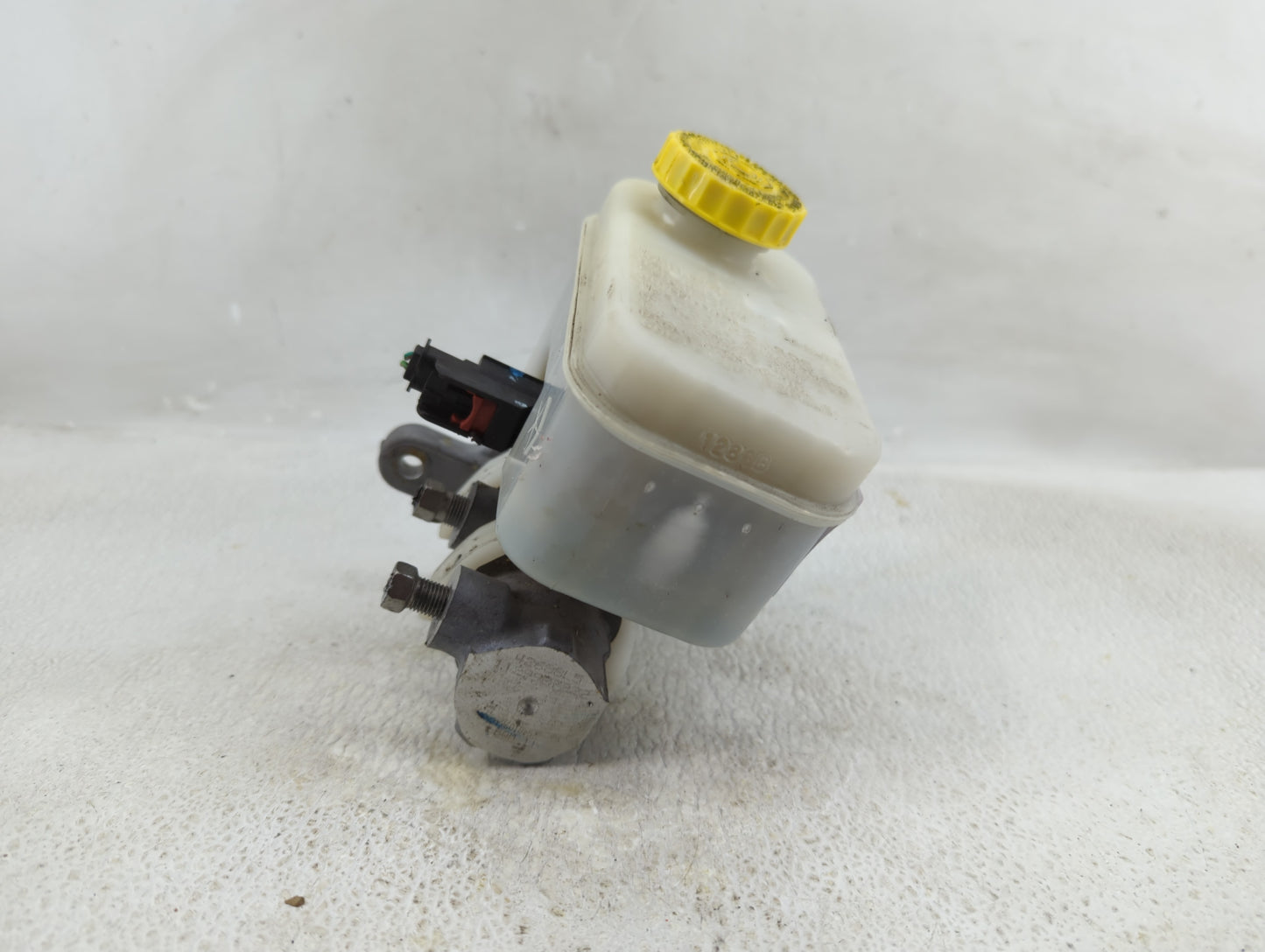 2012-2012 Jeep Liberty Brake Master Cylinder 1277641 - Oemusedautoparts1.com