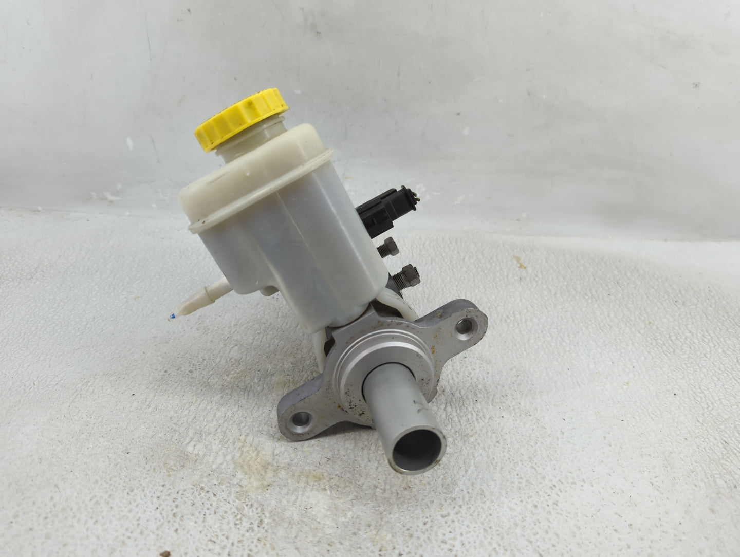 2012-2012 Jeep Liberty Brake Master Cylinder 1277641 - Oemusedautoparts1.com