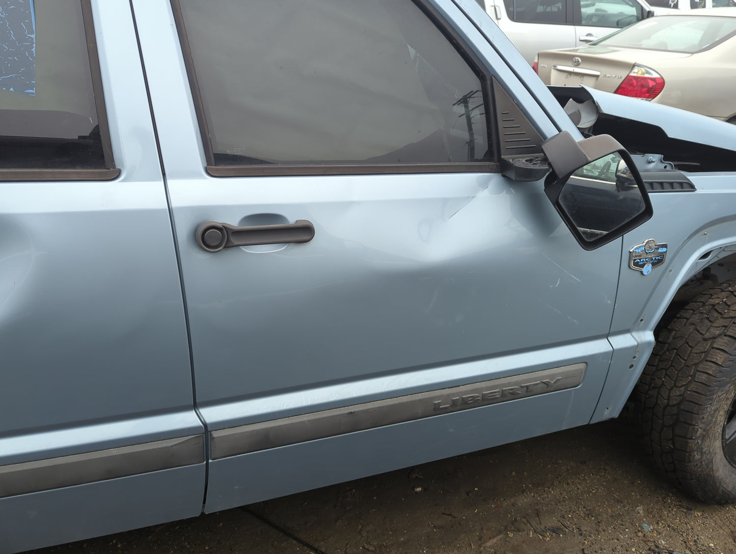 2008-2012 Jeep Liberty Passenger Front Door Oem 1300057 - Oemusedautoparts1.com