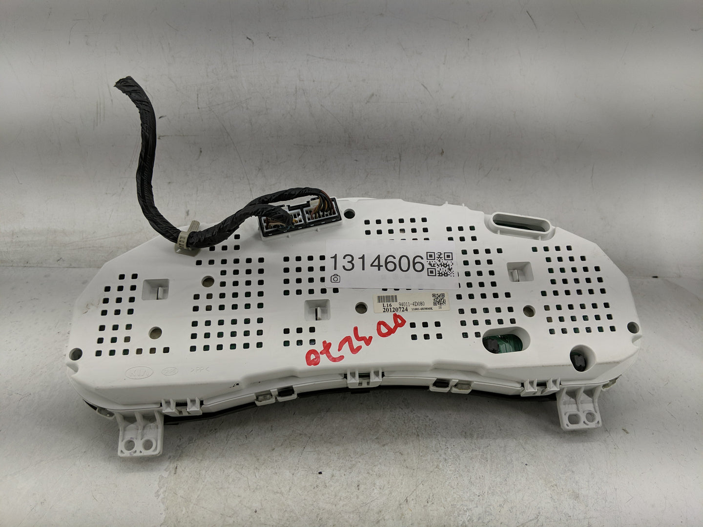 2011-2014 Kia Sedona Instrument Cluster Speedometer Gauges P/N:94011-4D080 Fits Fits 2011 2012 2014 OEM Used Auto Parts - Oe