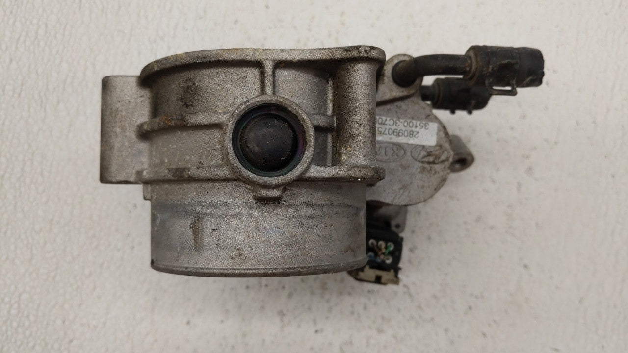 2011-2014 Kia Sedona Throttle Body P/N:28099075 35100-3C700 Fits Fits 2010 2011 2012 2013 2014 OEM Used Auto Parts - Oemused