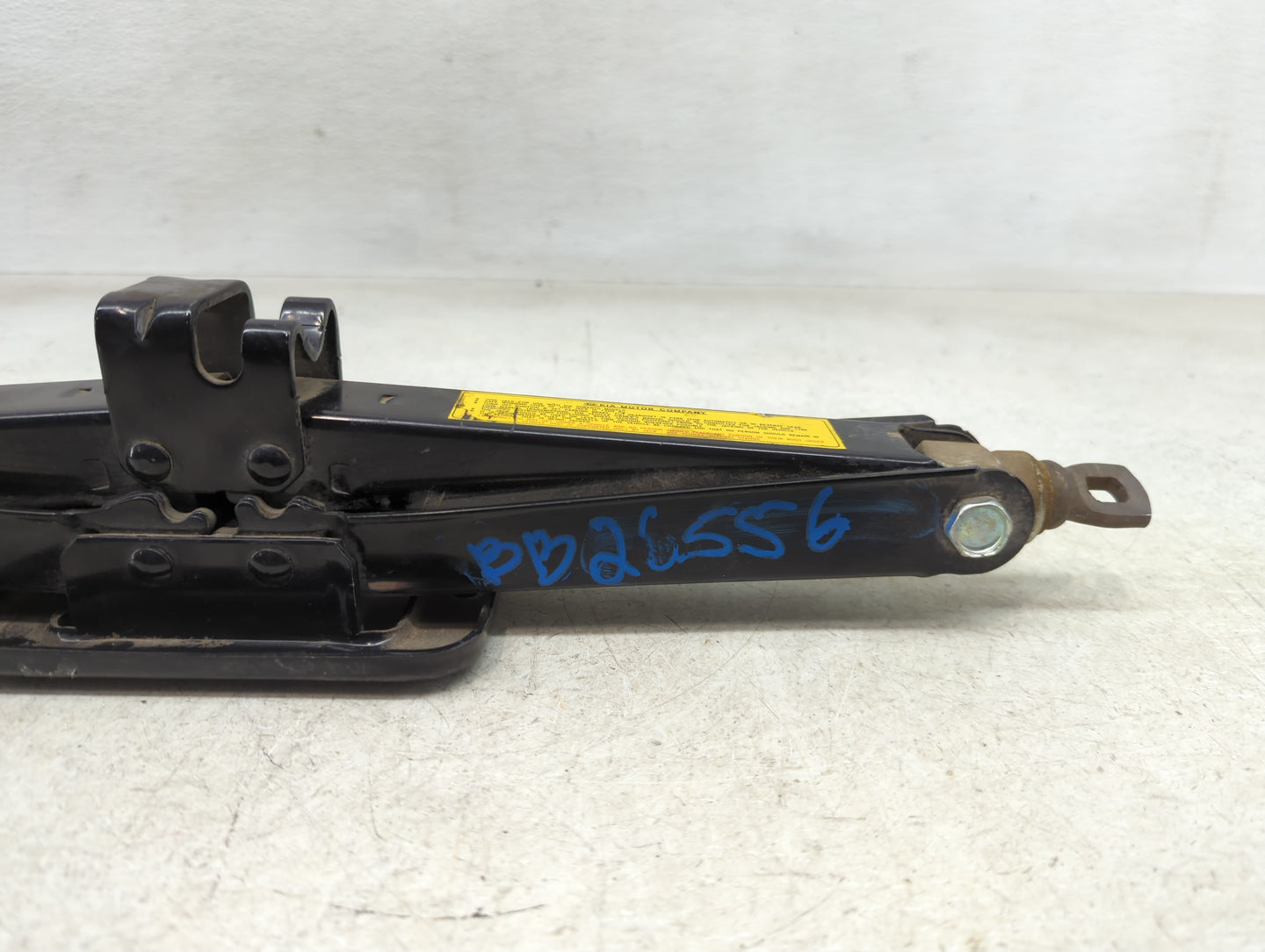 2012 Kia Sorento Spare Scissor Car Jack 1390163 - Oemusedautoparts1.com