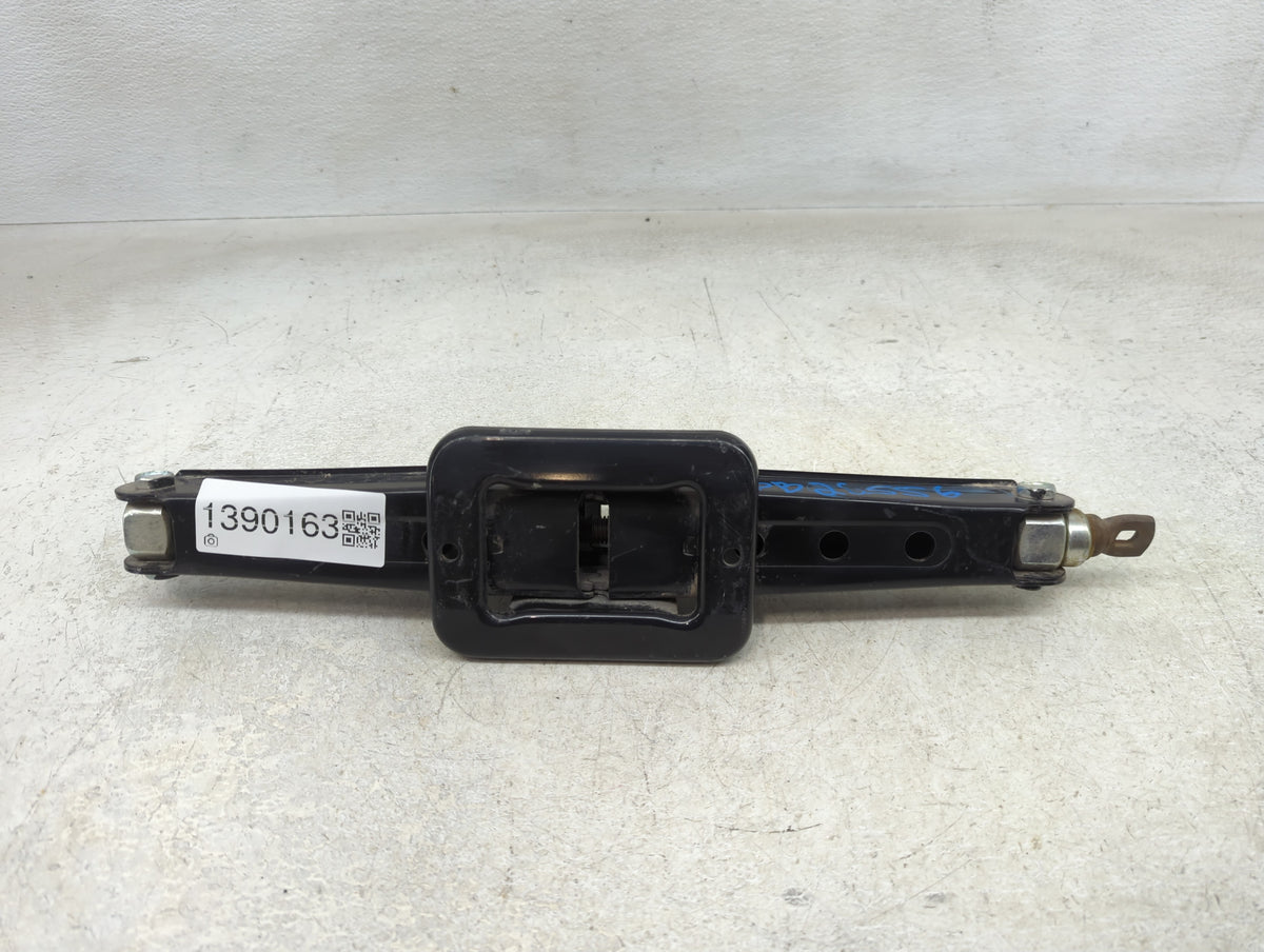 2012 Kia Sorento Spare Scissor Car Jack 1390163 - Oemusedautoparts1.com