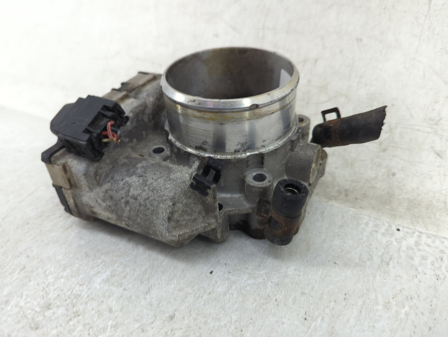 2012-2015 Kia Sorento Throttle Body P/N:35100-2G700 Fits Fits 2011 2012 2013 2014 2015 2016 OEM Used Auto Parts - Oemusedaut