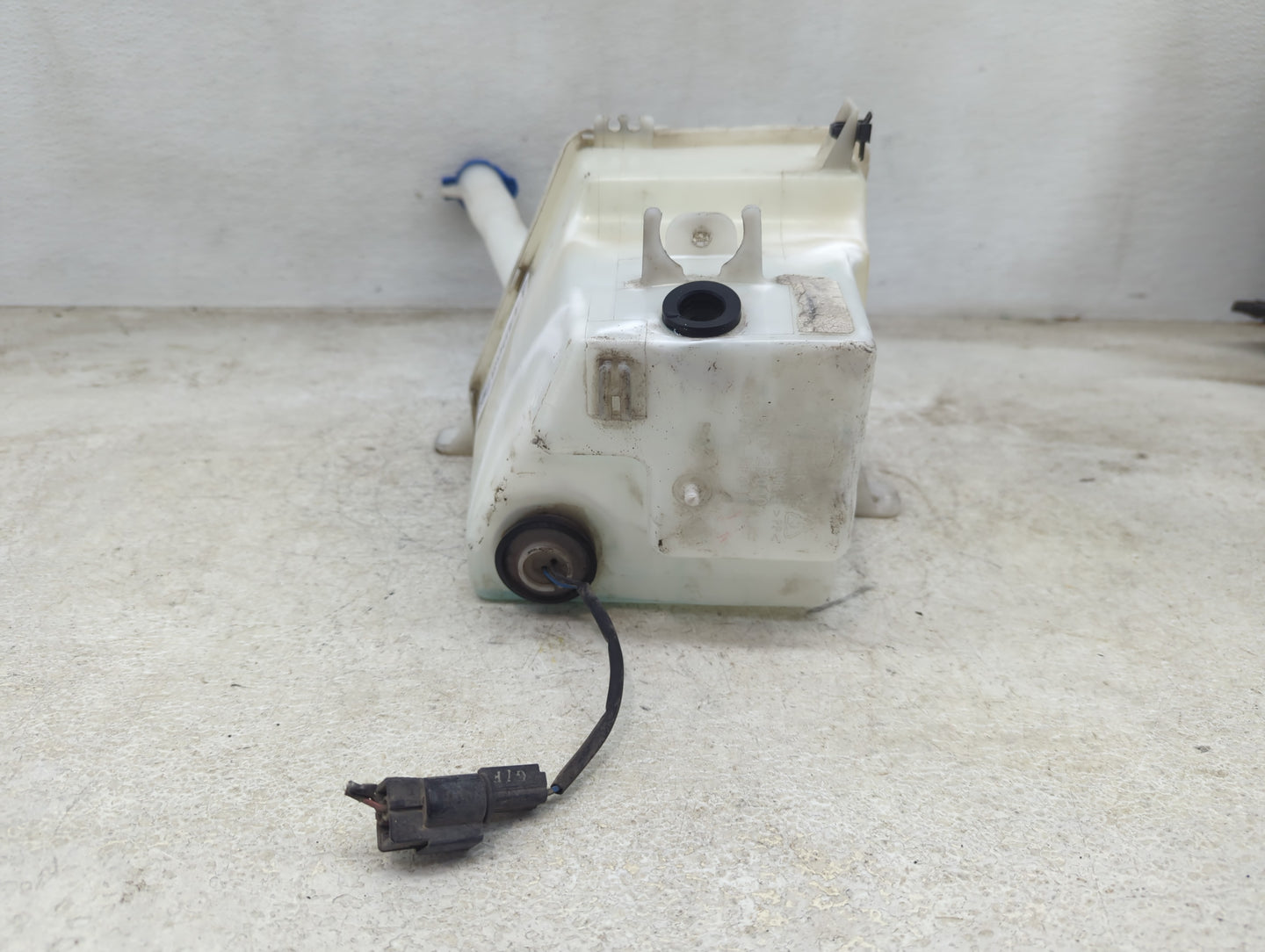 2011-2013 Kia Sorento Windshield Washer Fluid Reservoir Bottle Oem - Oemusedautoparts1.com