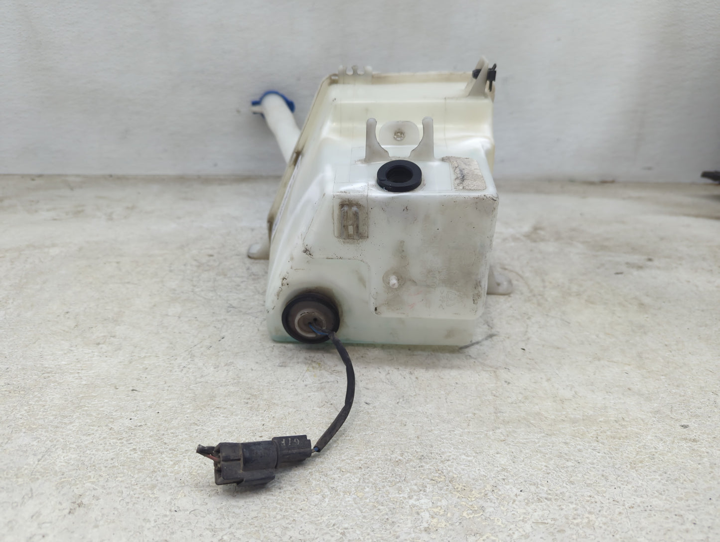 2011-2013 Kia Sorento Windshield Washer Fluid Reservoir Bottle Oem - Oemusedautoparts1.com