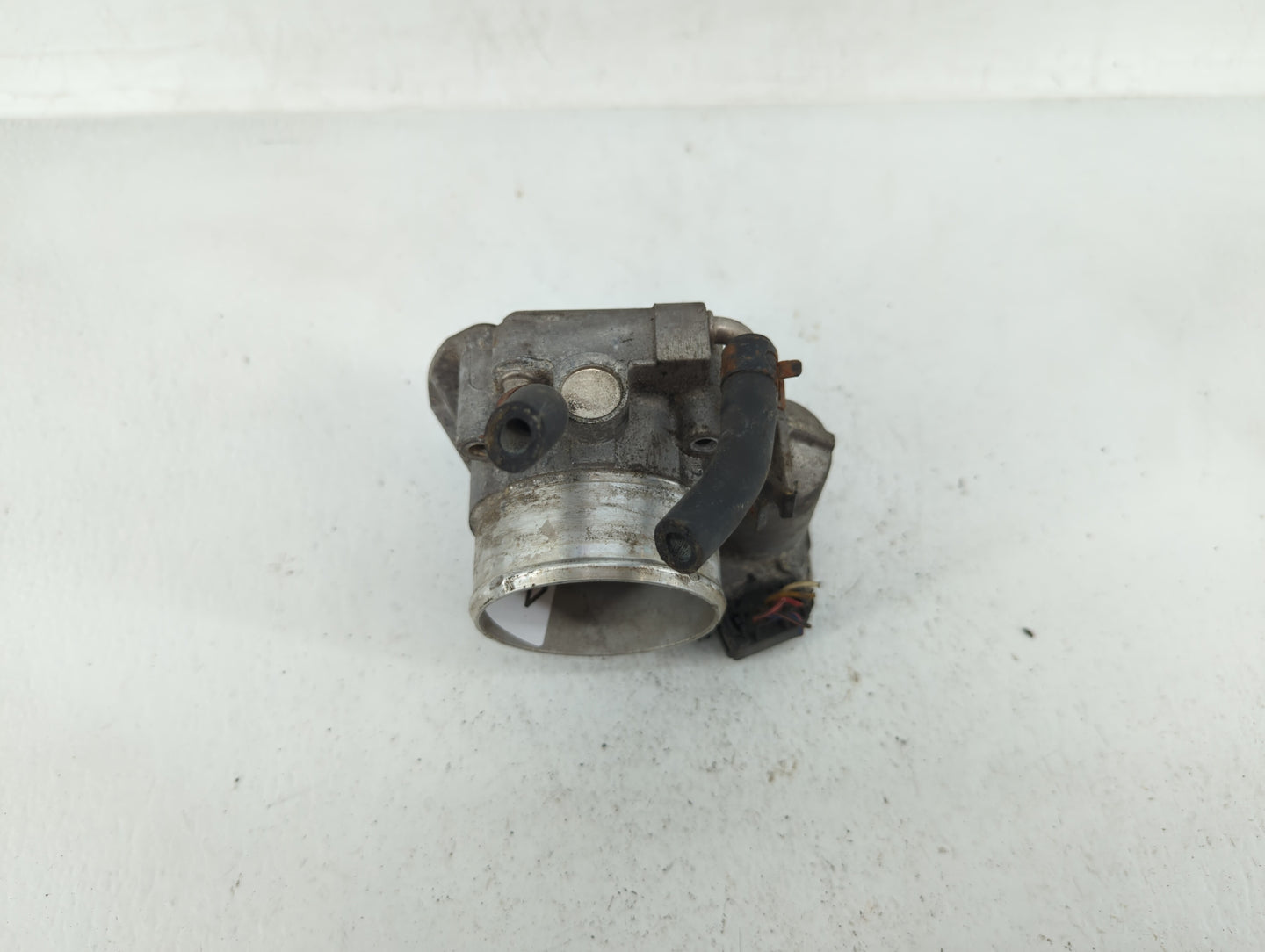 2012-2015 Kia Sorento Throttle Body P/N:35100-2G700 Fits Fits 2011 2012 2013 2014 2015 2016 OEM Used Auto Parts - Oemusedaut