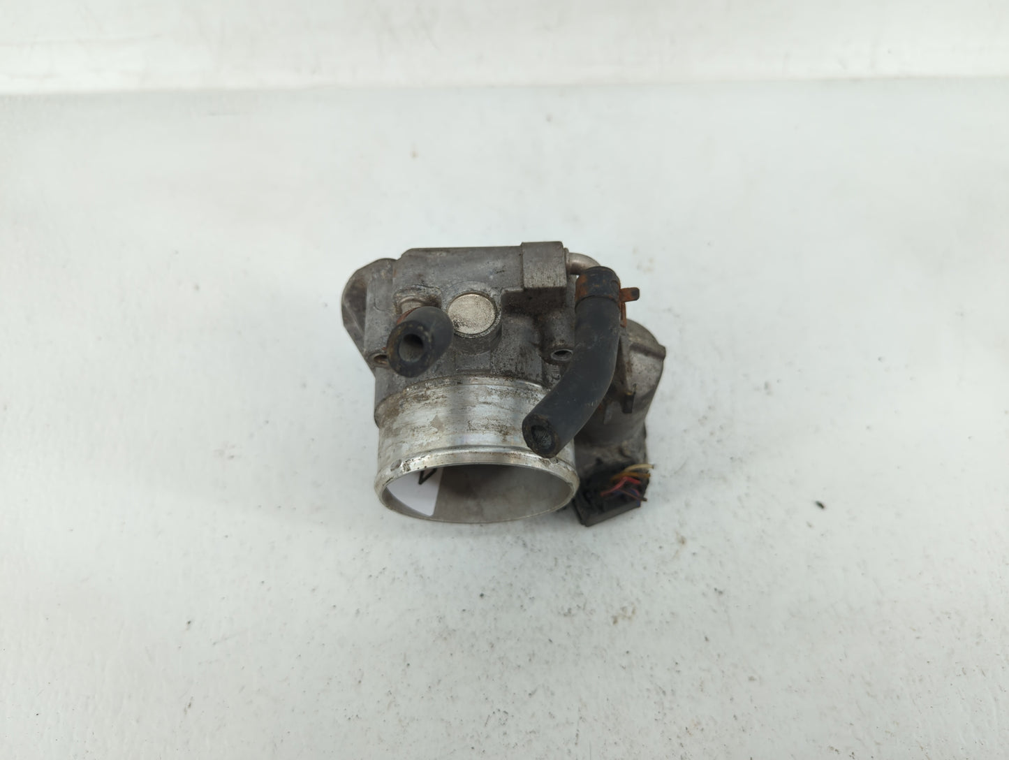 2012-2015 Kia Sorento Throttle Body P/N:35100-2G700 Fits Fits 2011 2012 2013 2014 2015 2016 OEM Used Auto Parts - Oemusedaut