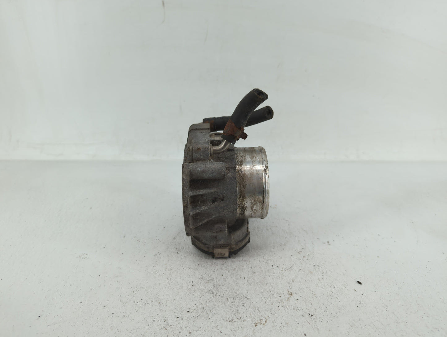 2012-2015 Kia Sorento Throttle Body P/N:35100-2G700 Fits Fits 2011 2012 2013 2014 2015 2016 OEM Used Auto Parts - Oemusedaut