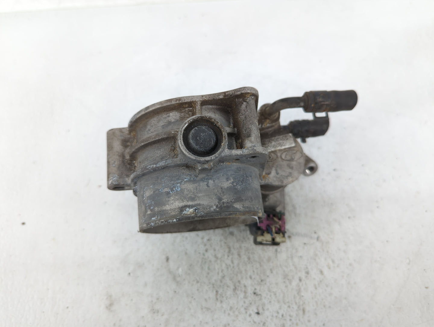 2011-2013 Kia Sorento Throttle Body P/N:35100-3C700 Fits Fits 2010 2011 2012 2013 2014 OEM Used Auto Parts - Oemusedautopart