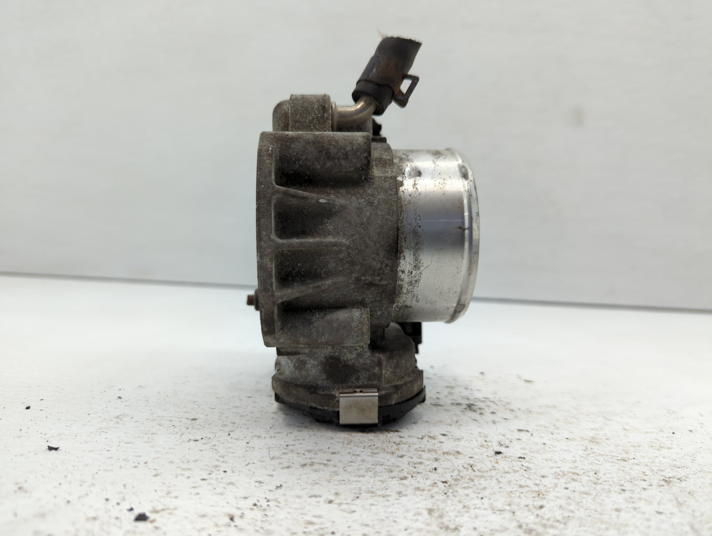 2012-2015 Kia Sorento Throttle Body P/N:35100-2G700 Fits Fits 2011 2012 2013 2014 2015 2016 OEM Used Auto Parts - Oemusedaut