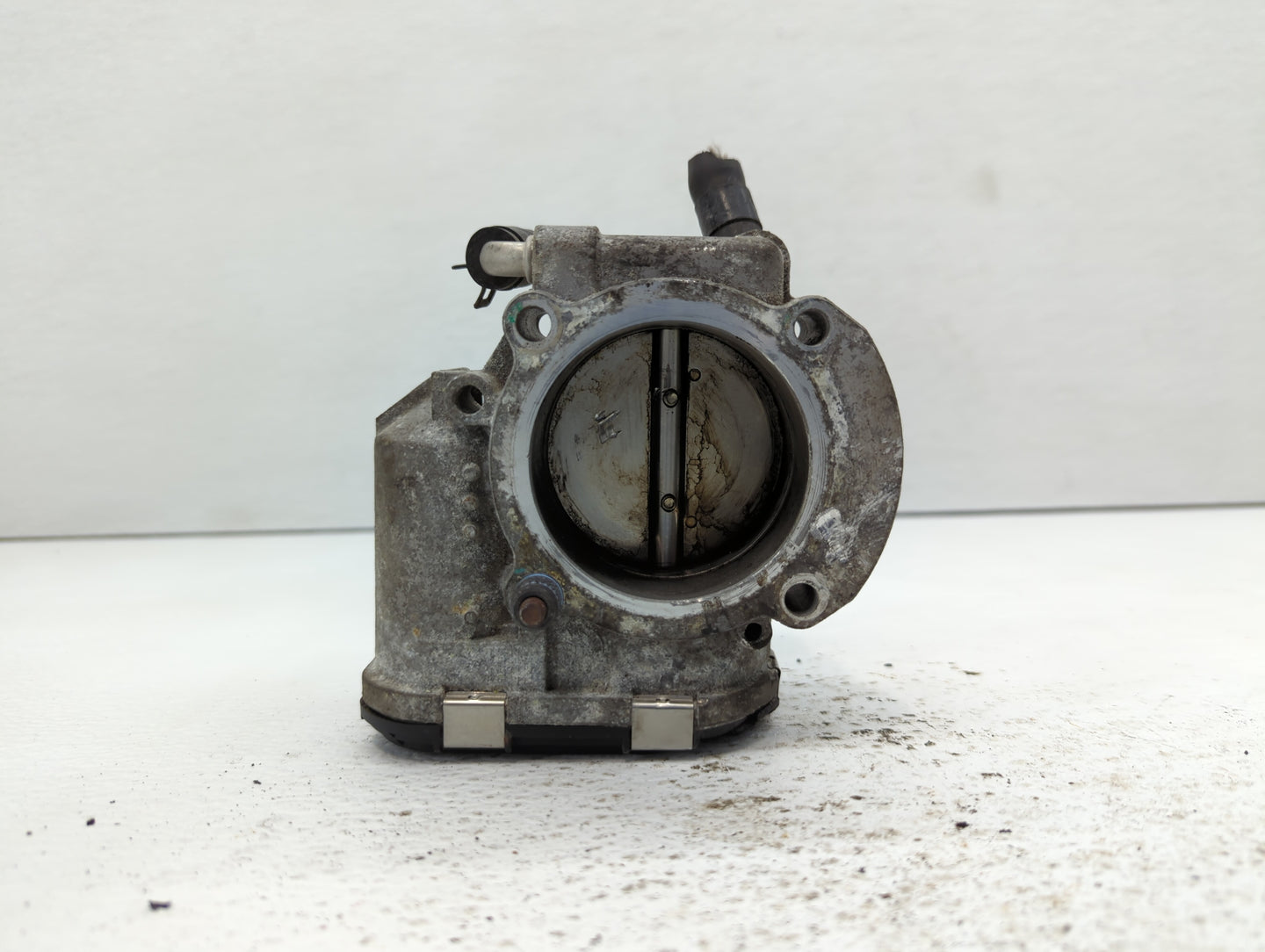 2012-2015 Kia Sorento Throttle Body P/N:35100-2G700 Fits Fits 2011 2012 2013 2014 2015 2016 OEM Used Auto Parts - Oemusedaut